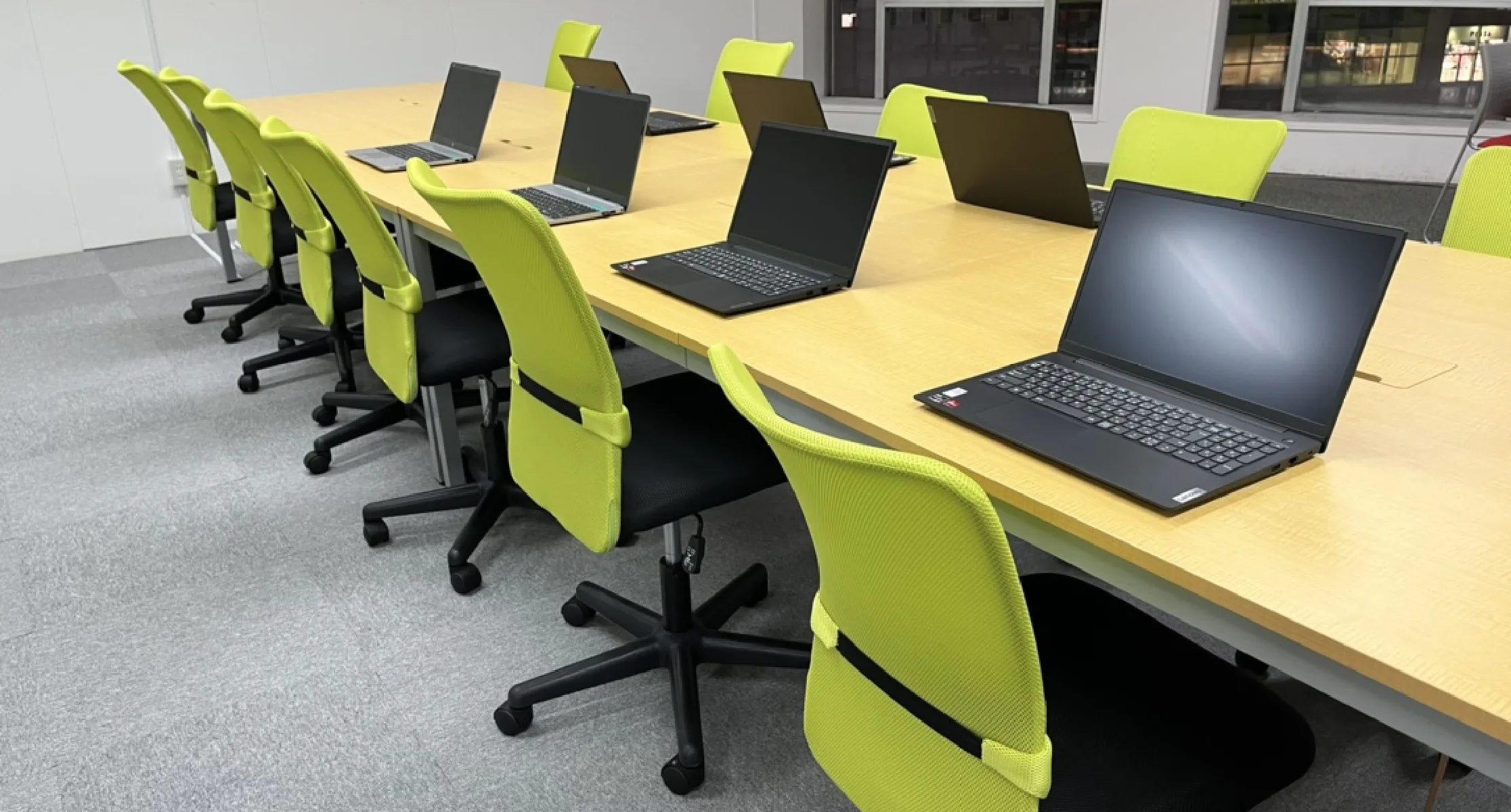 事業所の作業スペース